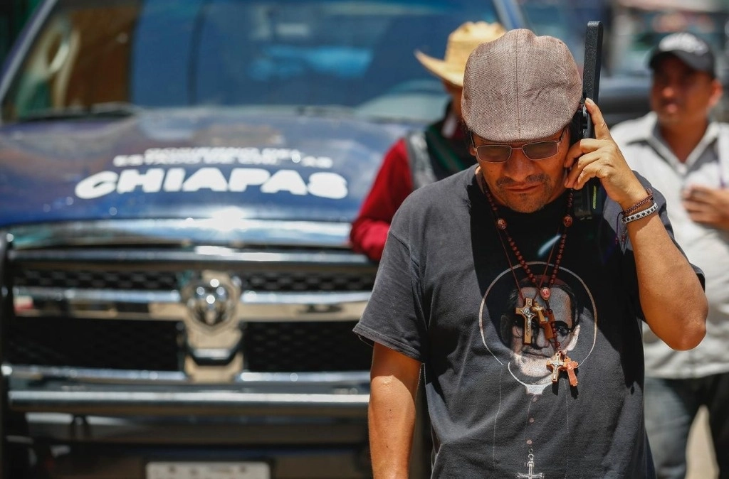 Vecinos del  barrio de Cuxtitali barrio narraron que el presbítero (en la imagen) había salido del templode oficiar una misa cuando fue agredido a balazos en su camioneta. Foto Víctor Camacho / Archivo