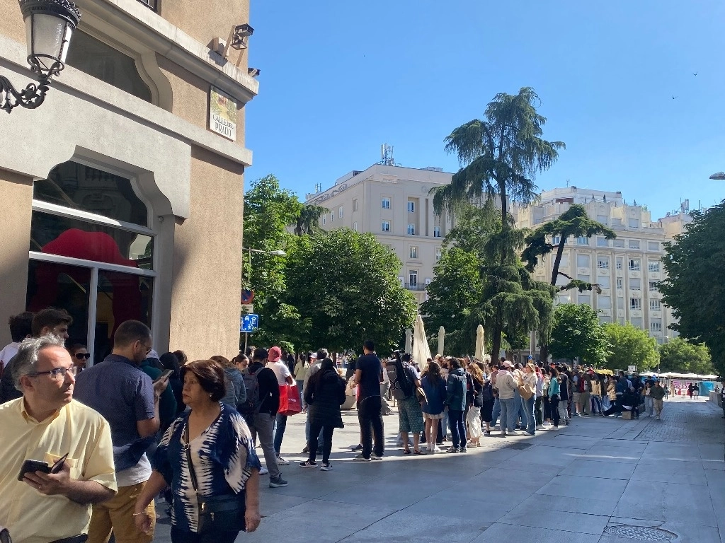 Fila en Madrid para emitir el voto, durante las elecciones mexicanas, este 2 de junio. Foto Armando G. Tejeda