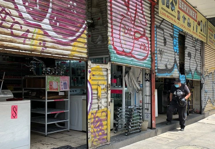 Comercios en calles del Centro Histórico de la Ciudad de México. Foto José Antonio López / Archivo