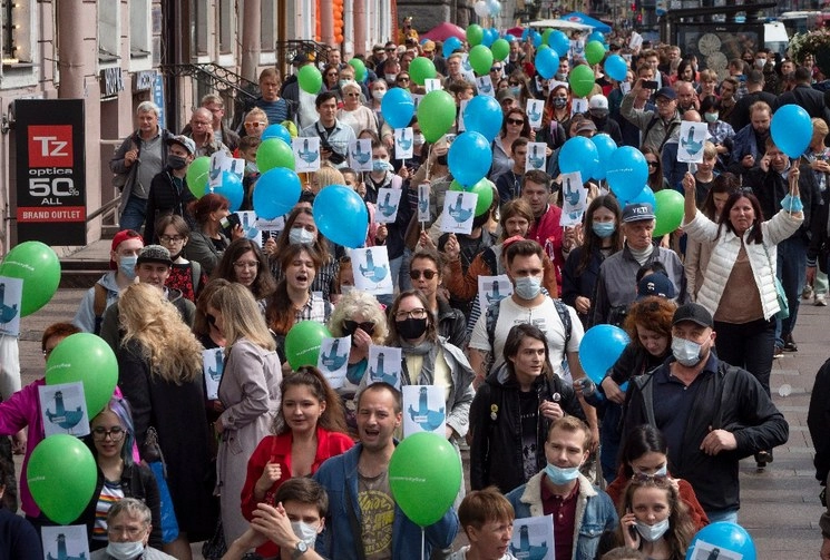 Protesta en la ciudad rusa de Jabárovsk por el arresto de Serguei Furgal que fue acusado de haber ordenado dos asesinatos hace quince años. Foto Ap