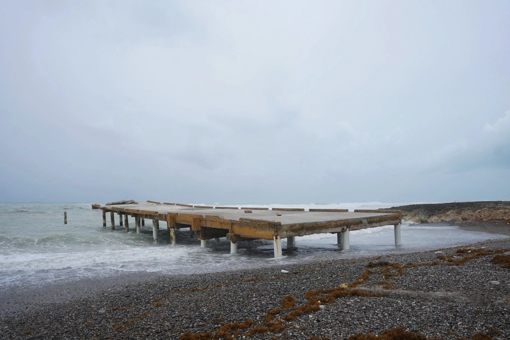 Muelle destruido en las costas de República Dominicana por el huracán Beryl. Foto Afp  