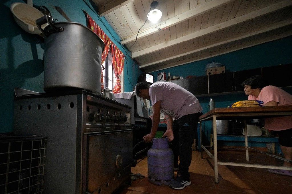 La afluencia aumenta a medida que la crisis se profundiza. Casi la mitad de los argentinos son pobres, en un país con 254 por ciento de inflación anual, una de las más altas del mundo. Foto Afp.