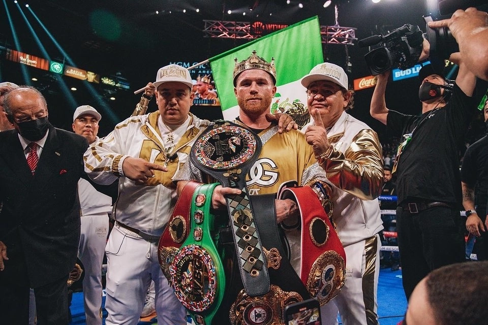 Saúl Álvarez, flanqueado por Eddy y ‘Chepo’ Reynoso, está listo para enfrentar el 6 de mayo al británico John Ryder. Foto tomada de Instagram @canelo