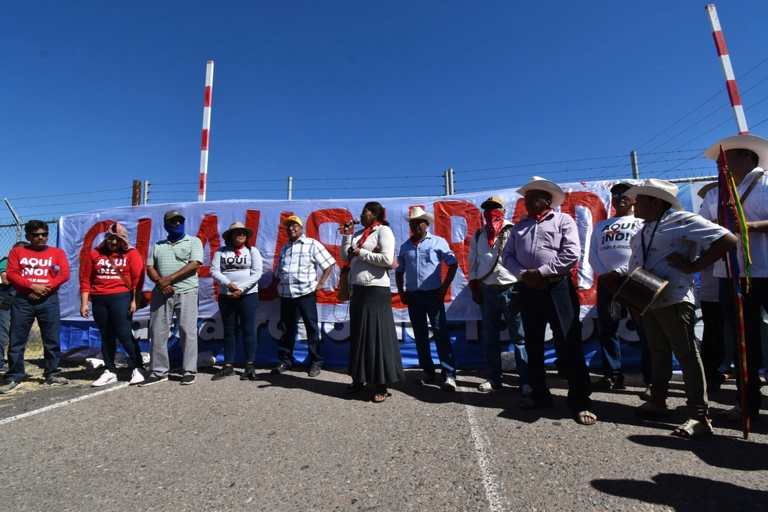 Unas 700 personas recorrieron varios kilómetros hasta la entrada principal de la planta de amoniaco, Gas y Petroquímica de Occidente (GPO), y colocaron en el acceso principal un letrero con la leyenda “Clausurado”. Foto La Jornada