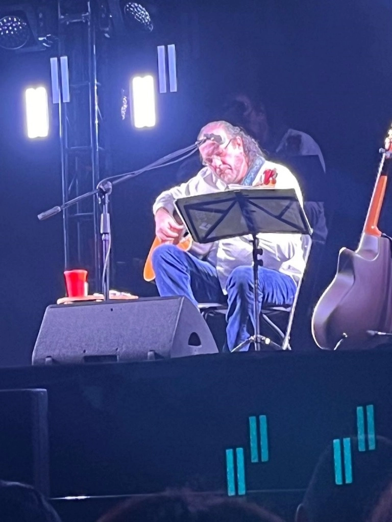 Tanto Fernando Delgadillo como Alejandro Filio agasajaron a los presentes en el Frontón Bucareli con temas clásicos y nuevos de su repertorio musical. Foto Ana Mónica Rodríguez