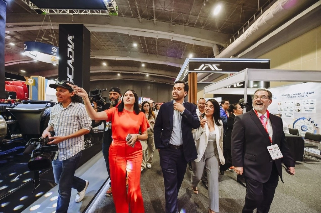 El candidato presidencial de Movimiento Ciudadano Jorge Álvarez Máynez durante una reunión con la Canancar México. 
Foto @AlvarezMaynez
