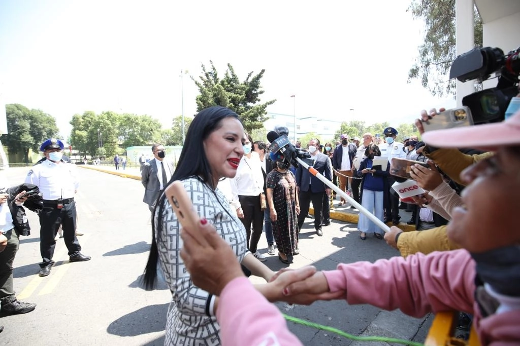 La alcaldesa de Cuauhtémoc suspendida en funciones, Sandra Cuevas, a su salida del Reclusorio Norte tras ser vinculada a proceso, el 17 de marzo de 2022. Foto Yazmín Ortega Cortés