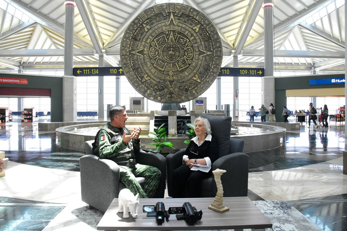 Gustavo Ricardo Vallejo conversó con Elena Poniatowska sobre la construcción del Aeropuerto Internacional Felipe Ángeles. Foto cortesía de la Sedena 