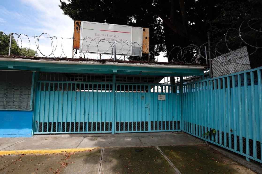 Escuela cerrada en la alcaldía Coyoacán, en la Ciudad de México, ante las medidas sanitarias por la pandemia. Foto Cristina Rodríguez / Archivo