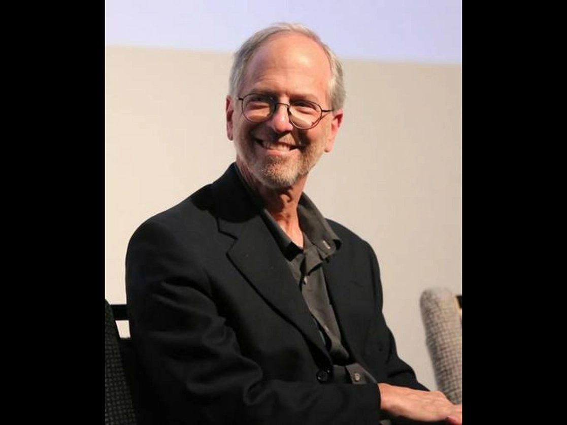 La industria de la salud privada rinde cuentas sólo a sus accionistas, y eso se mide en ganancias, no en el bienestar de las comunidades, afirma el doctor Eric Manheimer, autor de 'Doce pacientes', obra en la cual se basa la serie 'New Amsterdam'. Foto cortesía del Fondo de Cultura Económica