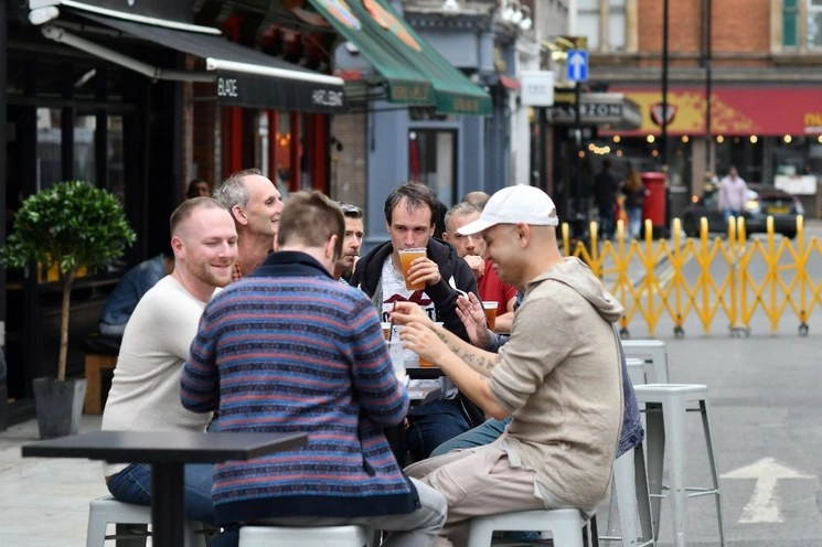 El área de Soho en Londres adoptó nuevas medidas para disminuir los contagios el nuevo coronavirus. Foto Afp