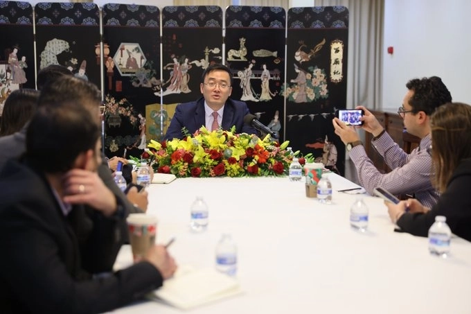 La posición de la embajada de China responde a un reciente post (del 6 de febrero de 2025) de la legación diplomática estadunidense en México, en la que se afirmó que “90 por ciento de las muertes por opioides en Estados Unidos se deben al fentanilo que llega a través de México y Canadá, y cuyos precursores proceden de China”. Foto @EmbChinaMex
