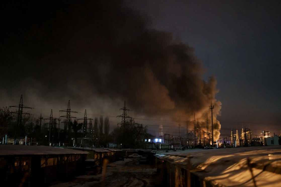 Humo sale de una infraestructura eléctrica tras un ataque con un dron ruso en la región de Kiev, Ucrania. Los repetidos ataques de Rusia a la infraestructura energética de Ucrania han dejado a millones de civiles en el frío y la oscuridad. Foto AP