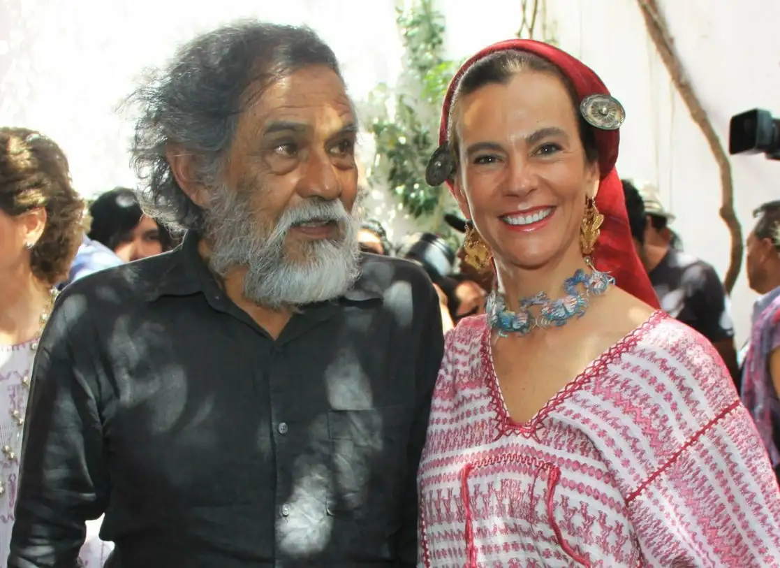 ‘Francisco Toledo: Sobre beisbol’ consta de 70 piezas que nunca se habían reunido. En las imágenes, Grañén Porrúa y el artista captados por la fotógrafa Graciela Iturbide en una granja de avestruces en la mixteca. Foto Isabel Grañén