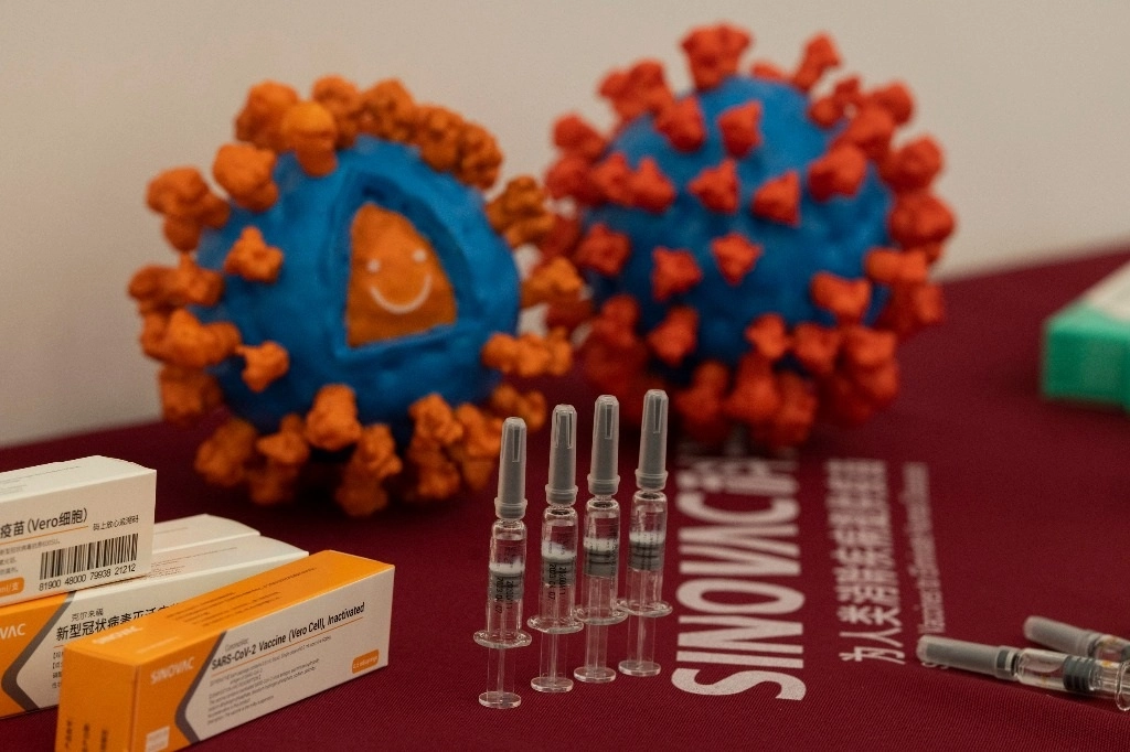 La vacuna contra el SARS-CoV-2 para Covid-19 se muestra durante un recorrido por la fábrica de vacunas SinoVac, en Pekín, China, el 24 de septiembre de 2020. Foto Ap