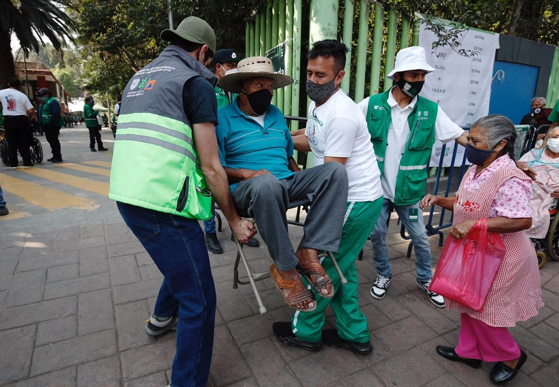 Un adulto mayor es ayudado por personal de la Ciudad de México para ingresar al módulo de vacunación instalado en el Deportivo Xochimilco para recibir su vacuna contra Covid-19, el 2 de marzo de 2021. Foto Cristina Rodríguez
