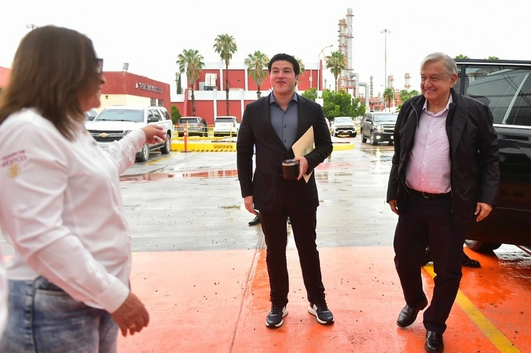 El presidente Andrés Manuel López Obrador, quien estuvo acompañado por el gobernador Samuel García, y la secretaria de Energía, Rocío Nahle, realiza este fin de semana visitas de supervisión en distintas instalaciones de Pemex en el país. Imagen tomada de @lopezobrador_