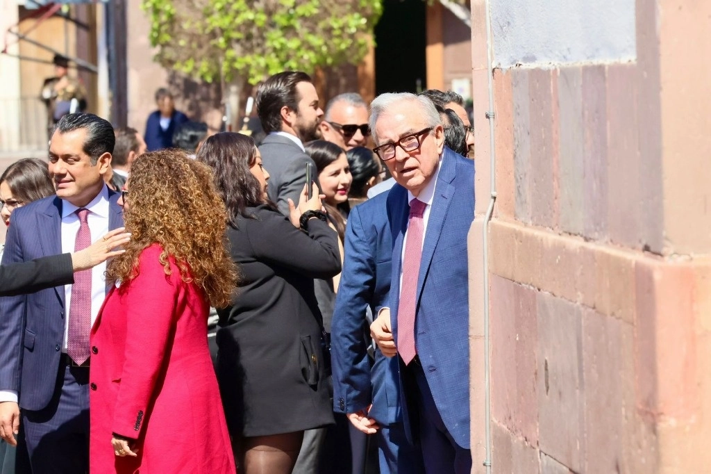 Invitados, tras el término de la ceremonia por el 108 aniversario de la Promulgación de la Constitución Política de los Estados Unidos Mexicanos de 1917, en el Teatro de la República, en Querétaro, el  5 de febrero de 2025. Foto Luis Castillo