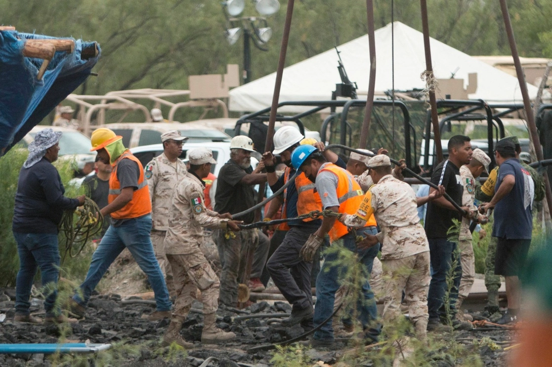 Personal del Ejército, Protección Civil y voluntarios realizan las tareas de rescate en la mina de carbón Pinabete, en Sabinas, Coahuila. Foto Afp