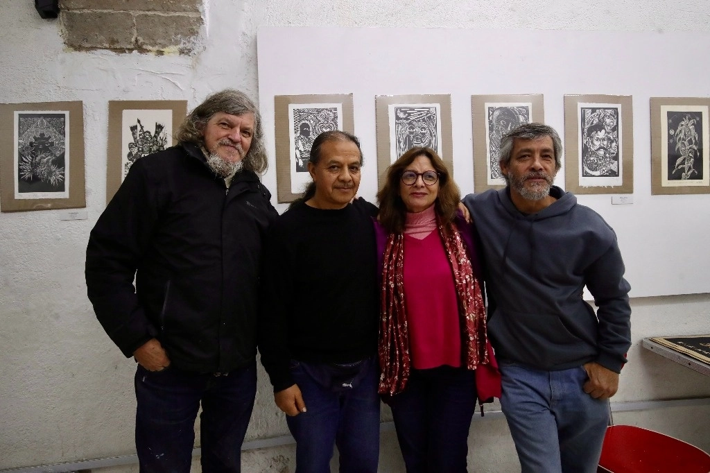 Antonio Ortiz ‘Gritón’, Antonio Valverde, Gloria Muñoz y Alfredo López, durante la presentación y exposición de la carpeta ‘¿De qué nos van a perdonar? A 30 años del levantamiento del EZLN’. Foto Yazmín Ortega Cortés