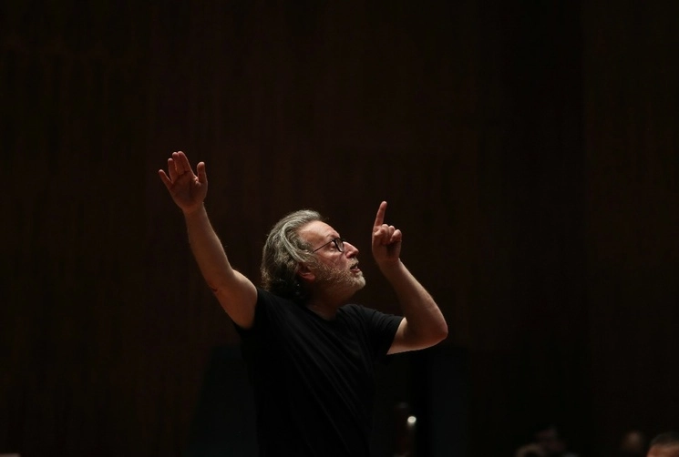 En la imagen, el director estadunidense, durante el ensayo en el centro Ollin Yoliztli. La cita es en el Auditorio Nacional el domingo; participa el Ensamble Coral Cuícatl. Foto Yazmín Ortega Cortés





