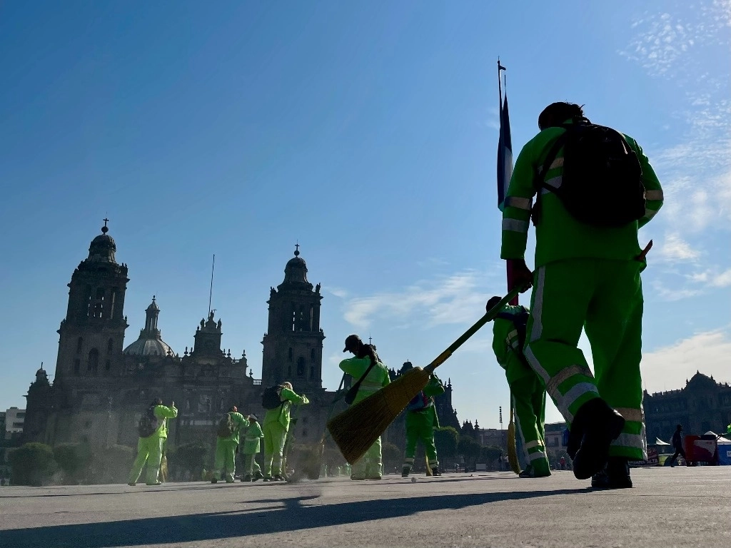 Trabajadores del gobierno de la Ciudad de México barren la plancha del Zócalo capitalino. Foto Roberto García Ortiz / Archivo
