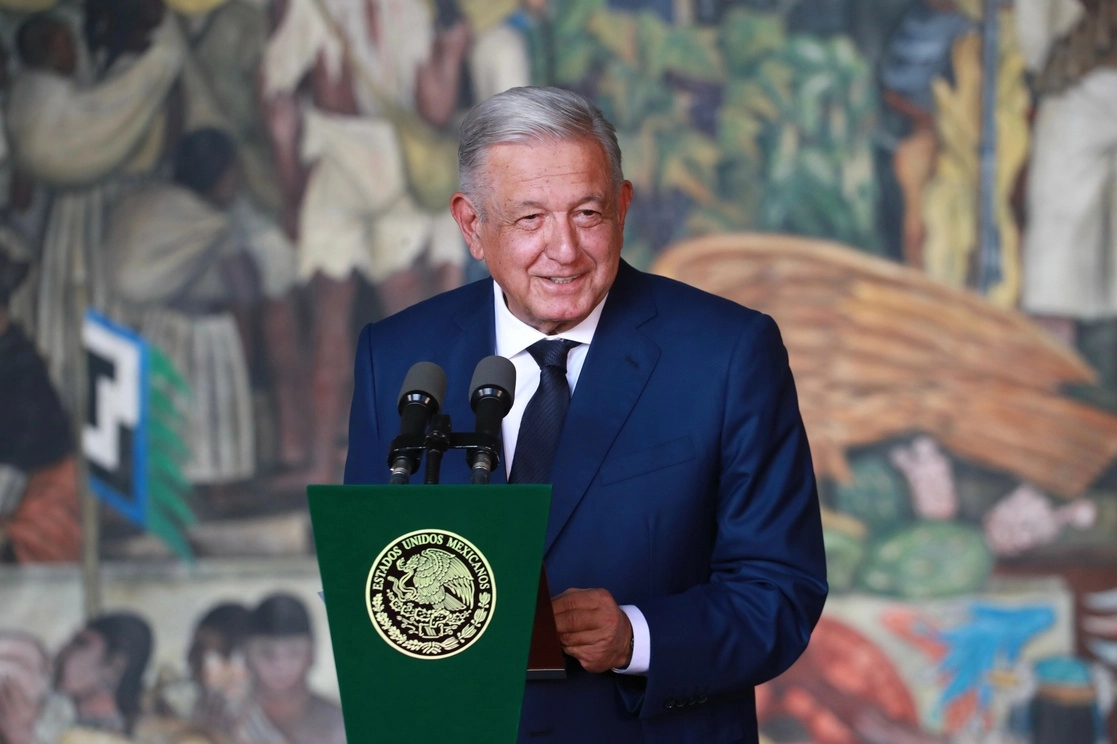 El presidente Andrés Manuel López Obrador, con el mural de Diego Rivero detrás, agradeció a quienes se suman a "esta odisea en pos de la felicidad del pueblo y la prosperidad de la patria". Foto Luis Castillo