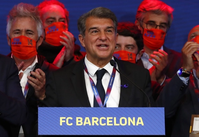 Joan Laporta, presidente del Barcelona dijo en entrevista que los grandes clubes deben poder opinar sobre el reparto económico. Foto Ap 
