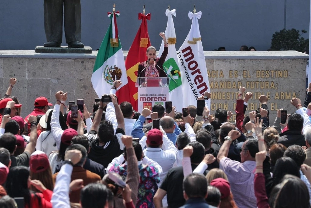 La candidata presidencial Claudia Sheinbaum dirige un discurso a sus simpatizantes que se dieron cita en la sede del INE, donde la morenista acudió a registrarse como aspirante, el 18 de febrero de 2024. Foto Marco Peláez