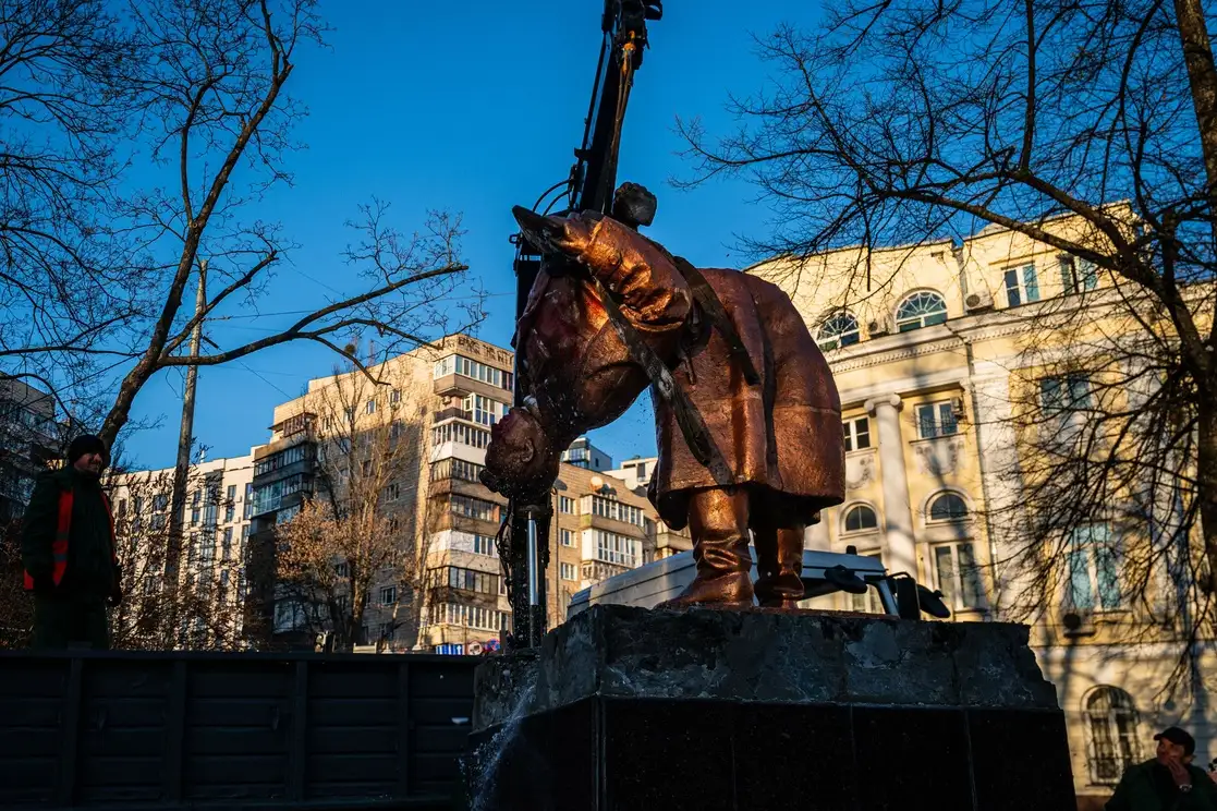 Trabajadores desmantelan un monumento de un piloto de la Unión Soviética en Kiev, en imagen de este miércoles. Foto Afp 
