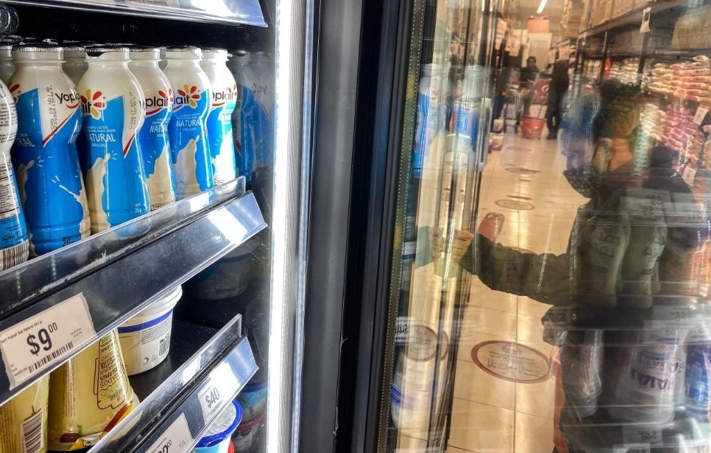 La Profeco, en conjunto con la Secretaría de Economía, prohibió la venta de distintas marcas de quesos y yogurt, debido a que incumplen normas establecidas por la Ley de Infraestructura de la Calidad. Foto Cuartoscuro