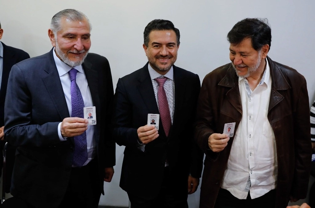 Adán Augusto López, coordinador de Morena en el Senado, y Gerardo Fernández Noroña, presidente de la Mesa Directiva del Senado, acompañaron a Miguel Ángel Yunes Márquez durante su afiliación y credencialización ante Movimiento de Regeneración Nacional (Morena) en las instalaciones del Senado de la República, el 18 de febrero de 2025. Foto Cuartoscuro