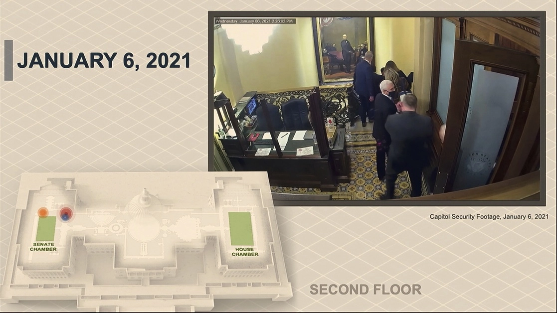Ayer, en el segundo día de juicio político contra Donald Trump se echó mano de videos inéditos grabados durante el asalto al Capitolio. La imagen muestra al ex vicepresidente Mike Pence cuando fue llevado a un lugar más seguro. Foto Ap
