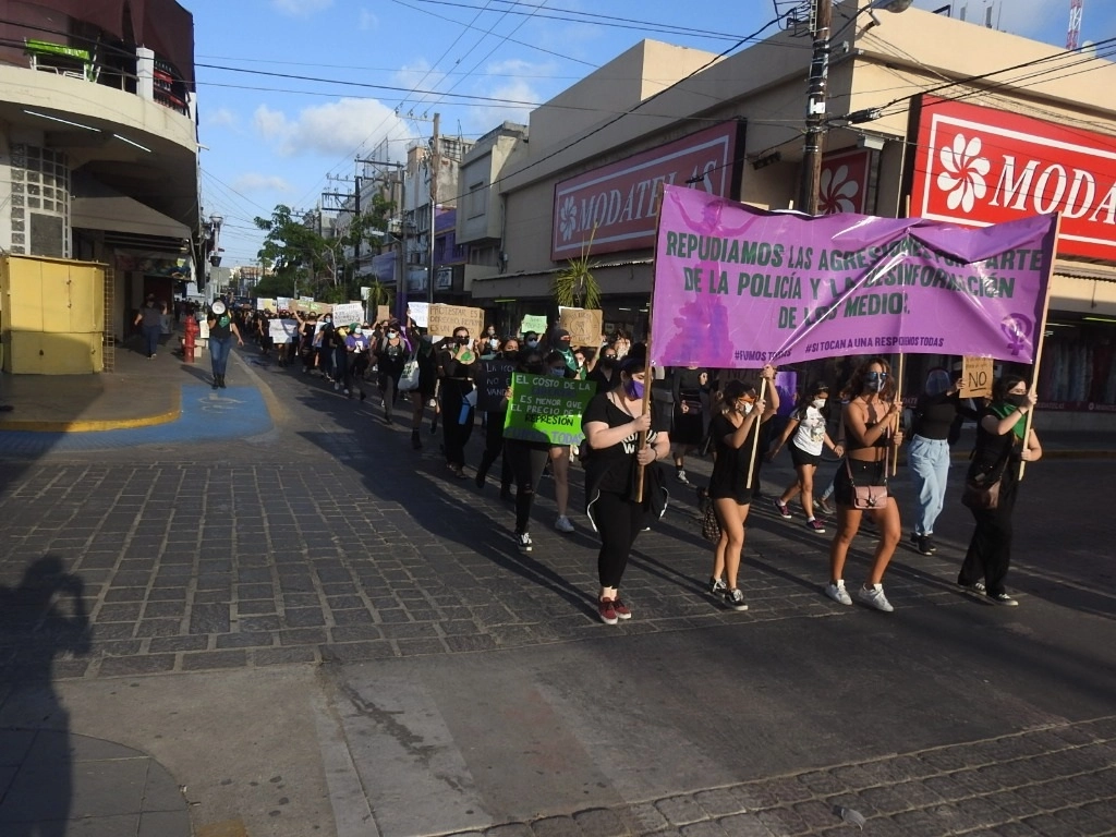 Colectivos de mujeres protestaron por la violencia policial y advertencias de la alcaldía de Mazatlán, Sinaloa. Foto Irene Sánchez