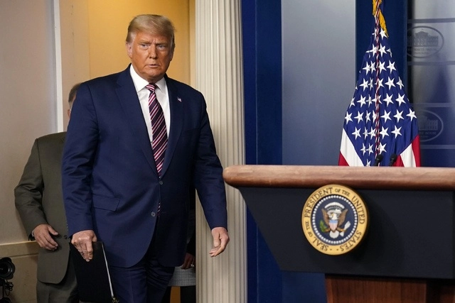 "¡Ganaremos!", tuiteó en mayúsculas el presidente republicano Donald Trump (en imagen del 5 de noviembre pasado), pese a la anunciada victoria electoral de Joe Biden. Foto Ap 