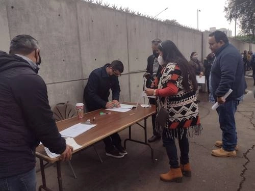 Trabajadores de la educación presentaron ayer un amparo ante el Poder Judicial de la Federación en Tijuana, luego de los problemas financieros que enfrenta el Issstecali. Foto Gonzalo Rivera /Lindero Norte
