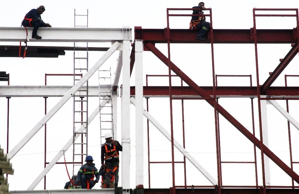 Trabajadores de la construcción laboran en la Ciudad de México, el 5 de agosto de 2024. Foto Roberto García Rivas