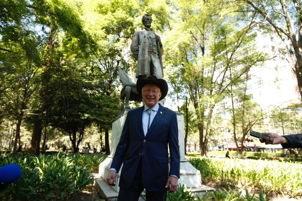 El embajador de Estados Unidos en México, Ken Salazar, realiza un homenaje al presidente Abraham Lincoln, en la colonia Polanco, alcaldía Miguel Hidalgo, el 19 de febrero de 2023. Foto María Luisa Severiano