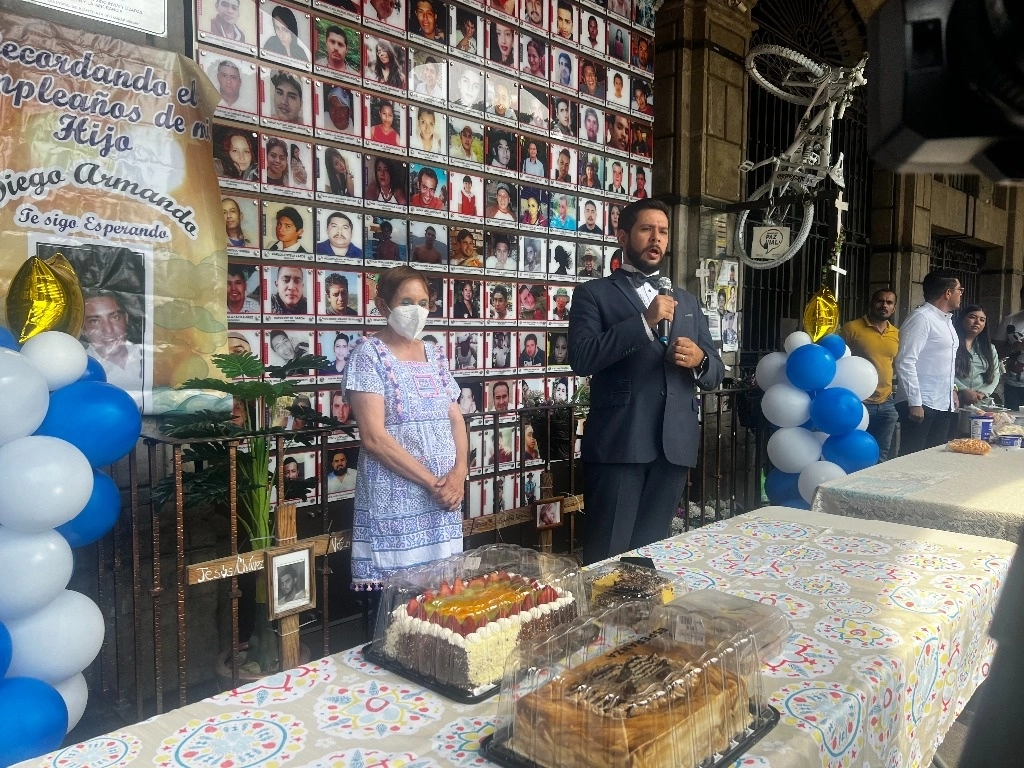 En el Zócalo de Cuernavaca, Morelos, Alma Nieto conmemoró el Día de las Madres y el cumpleaños de su hijo, Diego Armando Nieto, desaparecido en Xochitepec en 2011. Foto Rubicela Morelos