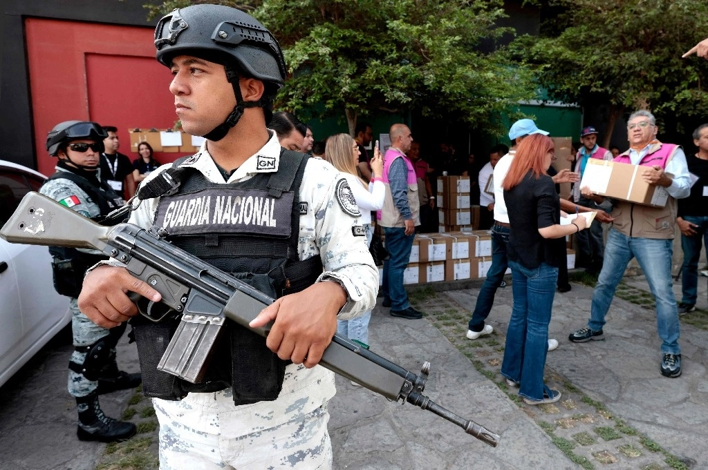 Con apoyo de fuerzas de seguridad, personal del INE avanza con la distribución del material electoral para el 2 de junio. La imagen, en Zapopan, Jalisco. Foto Afp 