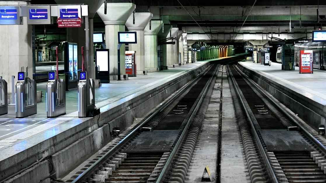 Un "incendio voluntario de cables eléctricos" obligó a interrumpir este martes el servicio de trenes en la Estación parisina del Este. Foto Afp 