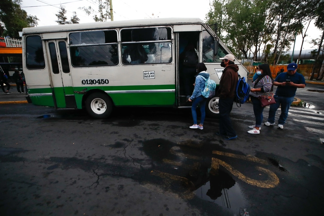 La semana pasada, el Gobierno de la Ciudad de México anunció el aumento de un peso a la tarifa del transporte público concesionado, el cual comenzará a cobrarse a partir de hoy. Los conductores, a su vez, deberán cumplir con la mejora del servicio. Foto Víctor Camacho 




