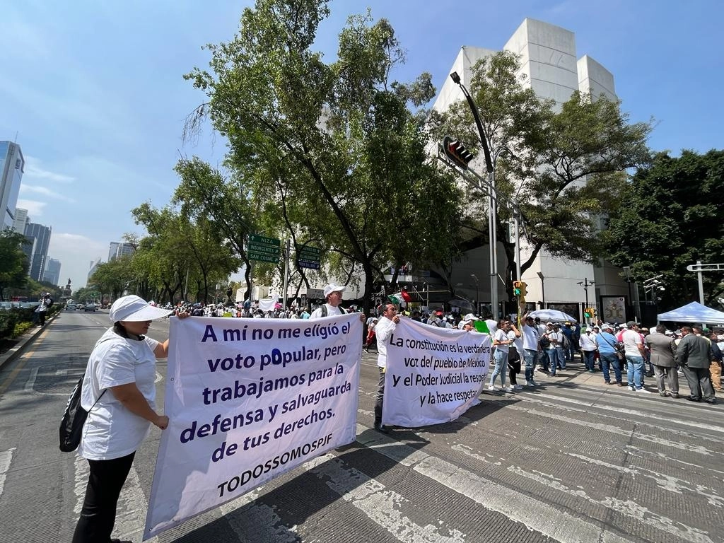 Trabajadores del Poder Judicial protestan frente al Senado de la República, donde se discutirá la eliminación de sus fideicomisos, en la Ciudad de México, el 24 de octubre de 2023. Foto José Antonio López