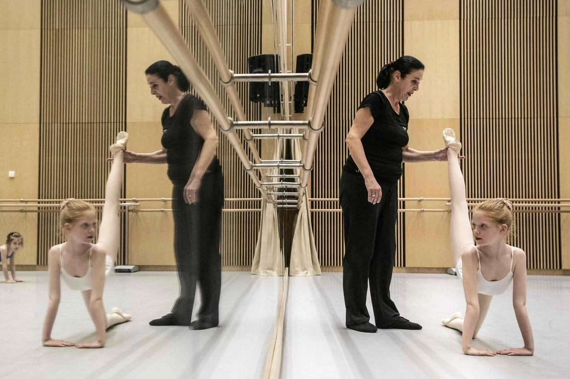 Pequeñas toman una clase de ballet organizada para niños ucranios afectados por la guerra en la Ópera Estatal de Praga. Foto Afp