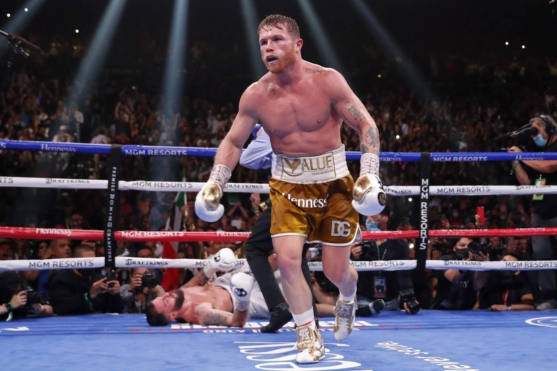 Saúl Álvarez celebra tras noquear a Caleb Plant, en Las Vegas, el 6 de noviembre de 2022. Foto Ap