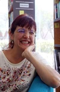 La autora presenta hoy su novela más reciente, Los cazadores del Big Bang, en la feria del libro del Palacio de Minería.Foto Jesús Villaseca