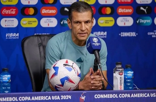 “Estamos los mejores de cada confederación. No venimos a participar, la intención siempre va a ser ganar la Copa. Esta es una silla que importa mucho, pero me ocupo de lo que depende de mí”, señaló en conferencia de prensa el seleccionador. Foto tomada de X.