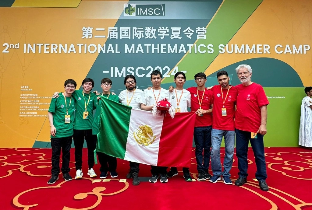 De izquierda a derecha, participantes y profesores: Mateo, Eric, Takumi, Luis Eduardo García, Héctor, Emiliano, Andrés, Rogelio e Ignacio Barradas. Foto Daniel González Delgadillo 