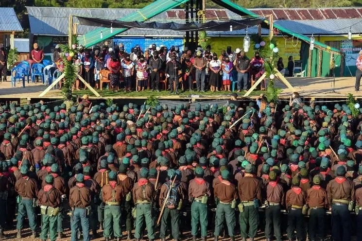 Integrantes del Ejército Zapatista de Liberación Nacional, durante el mensaje del 26 aniversario, en el caracol de Morelia, cerca de Altamirano. Foto Afp / Archivo