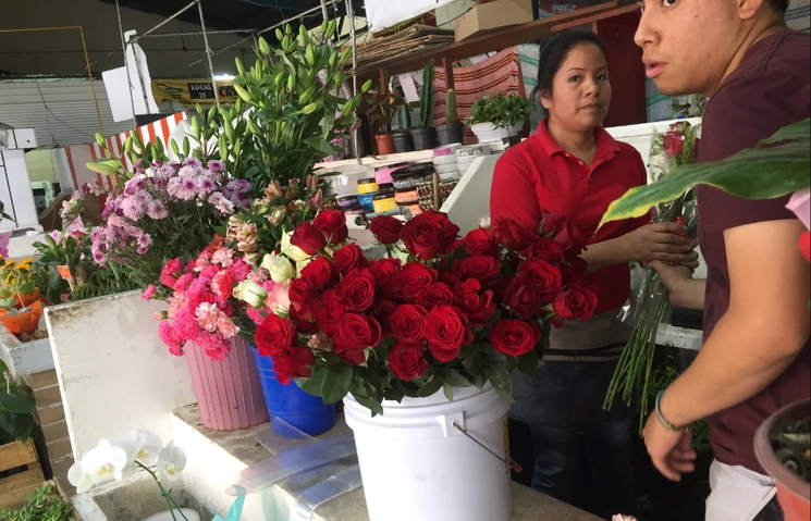 El ‘Día de las Madres’ y las festividades por la ‘Virgen de Guadalupe’ son las fechas de mayores ventas de rosas. Foto Roberto García Ortiz/Archivo